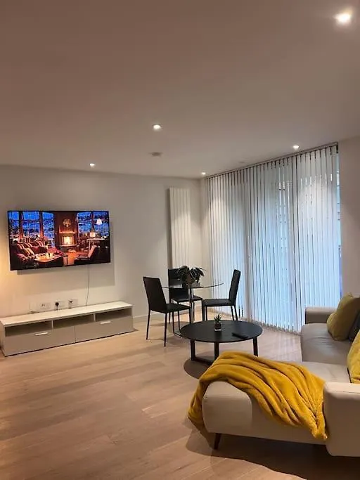 Lovely 2 Bed In Royal Wharf London 0*,