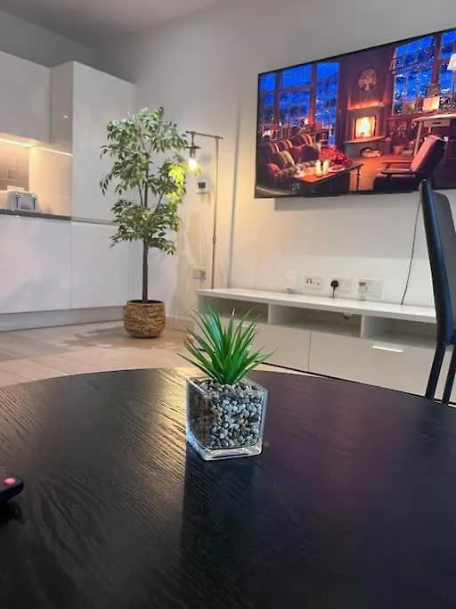 Lovely 2 Bed In Royal Wharf London Apartment