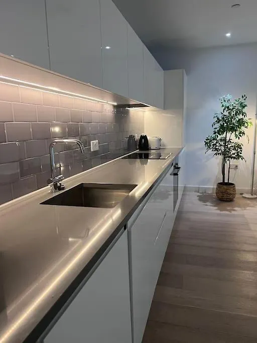 Lovely 2 Bed In Royal Wharf London Apartment