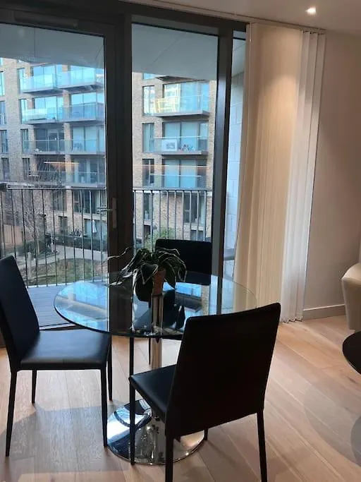 Lovely 2 Bed In Royal Wharf London